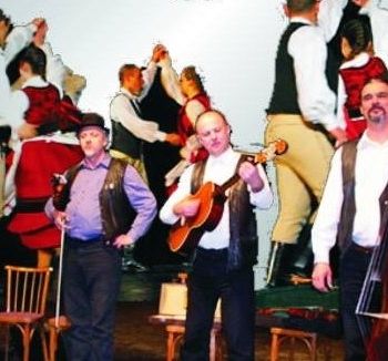 Magyar táncház a Harka néptáncegyüttessel és a Bartina zenekarral